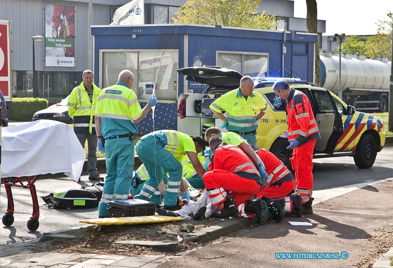 14040102.jpg - Dordrecht;01-04-2014; bij een aanrijding met een fietser en en aanhangwagen is de fietser overleden.het tauma team en 3 ambulance proberen het slachtoffer nog te reanieren de politie heeft de kruising van de rijkstraatwg en de kamerling onnesweg lange tijd in de spits afgesloten voortechnische ondezoek naar het ongeval.