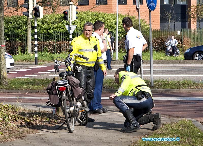 14040103.jpg - Dordrecht;01-04-2014; bij een aanrijding met een fietser en en aanhangwagen is de fietser overleden.het tauma team en 3 ambulance proberen het slachtoffer nog te reanieren de politie heeft de kruising van de rijkstraatwg en de kamerling onnesweg lange tijd in de spits afgesloten voortechnische ondezoek naar het ongeval.