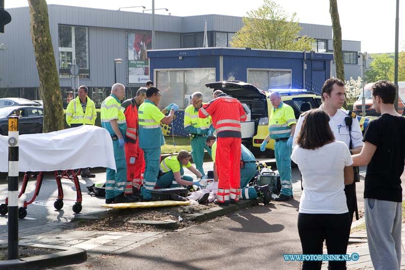 14040104.jpg - Dordrecht;01-04-2014; bij een aanrijding met een fietser en en aanhangwagen is de fietser overleden.het tauma team en 3 ambulance proberen het slachtoffer nog te reanieren de politie heeft de kruising van de rijkstraatwg en de kamerling onnesweg lange tijd in de spits afgesloten voortechnische ondezoek naar het ongeval.