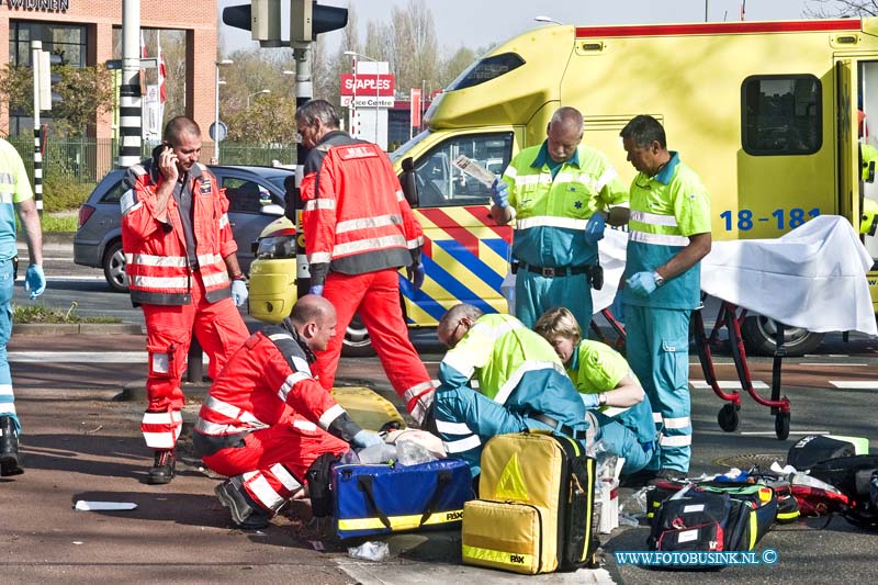 14040105.jpg - Dordrecht;01-04-2014; bij een aanrijding met een fietser en en aanhangwagen is de fietser overleden.het tauma team en 3 ambulance proberen het slachtoffer nog te reanieren de politie heeft de kruising van de rijkstraatwg en de kamerling onnesweg lange tijd in de spits afgesloten voortechnische ondezoek naar het ongeval.