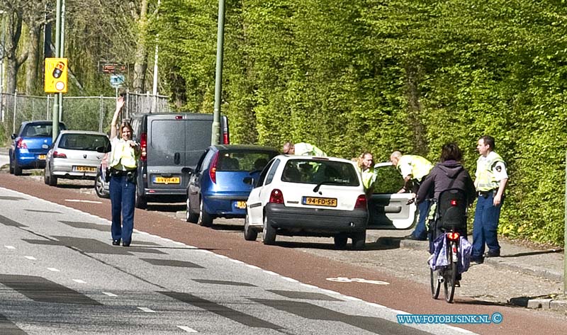 14040106.jpg - FOTOOPDRACHT:Dordrecht:01-04-2014:Grote politie controle op de Hugo van Gijnweg Dordrecht.Deze digitale foto blijft eigendom van FOTOPERSBURO BUSINK. Wij hanteren de voorwaarden van het N.V.F. en N.V.J. Gebruik van deze foto impliceert dat u bekend bent  en akkoord gaat met deze voorwaarden bij publicatie.EB/ETIENNE BUSINK