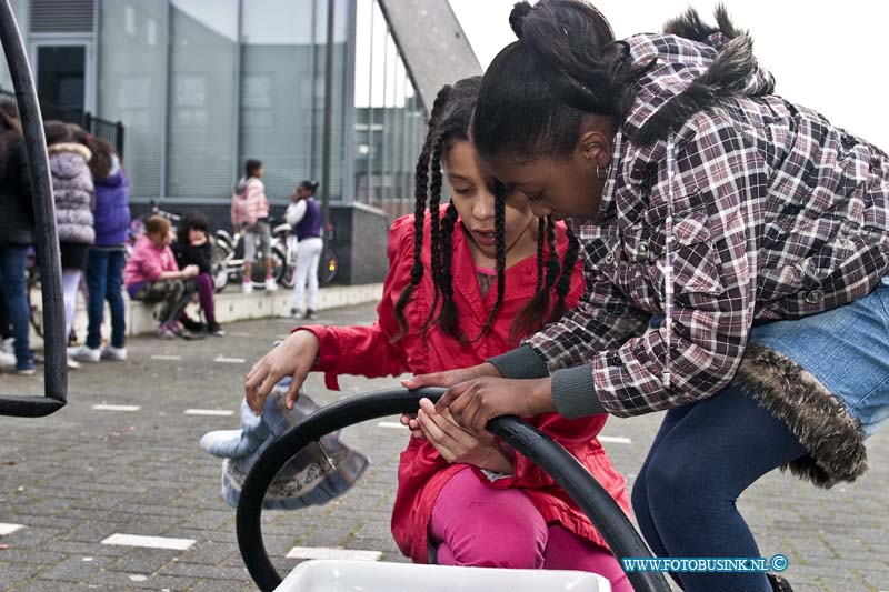 14040107.jpg - FOTOOPDRACHT:Dordrecht:01-04-2014:Op de school de Fontein in de wijk oude Kripsijn deden vandaag ongeveer 100 leeringen mee aan het leren banden plakken van fietsen. Op het schoolplein werd onder de lekkere zonne stalen werd de gehele dag geoefend onder deskundige begeleiding.Deze digitale foto blijft eigendom van FOTOPERSBURO BUSINK. Wij hanteren de voorwaarden van het N.V.F. en N.V.J. Gebruik van deze foto impliceert dat u bekend bent  en akkoord gaat met deze voorwaarden bij publicatie.EB/ETIENNE BUSINK