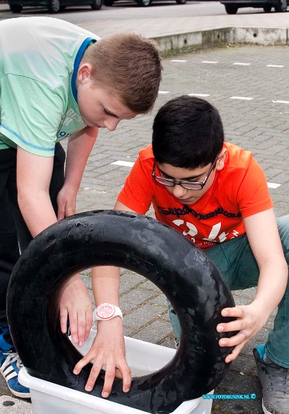 14040109.jpg - FOTOOPDRACHT:Dordrecht:01-04-2014:Op de school de Fontein in de wijk oude Kripsijn deden vandaag ongeveer 100 leeringen mee aan het leren banden plakken van fietsen. Op het schoolplein werd onder de lekkere zonne stalen werd de gehele dag geoefend onder deskundige begeleiding.Deze digitale foto blijft eigendom van FOTOPERSBURO BUSINK. Wij hanteren de voorwaarden van het N.V.F. en N.V.J. Gebruik van deze foto impliceert dat u bekend bent  en akkoord gaat met deze voorwaarden bij publicatie.EB/ETIENNE BUSINK