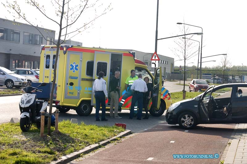 14040110.jpg - FOTOOPDRACHT:Dordrecht:01-04-2014:Bij een aanrijidng tussen een Scooter en een Auto op de Toermanlijnring in de wijk stadspolders raakt de bestuurder van de scooter licht gewond.Deze digitale foto blijft eigendom van FOTOPERSBURO BUSINK. Wij hanteren de voorwaarden van het N.V.F. en N.V.J. Gebruik van deze foto impliceert dat u bekend bent  en akkoord gaat met deze voorwaarden bij publicatie.EB/ETIENNE BUSINK