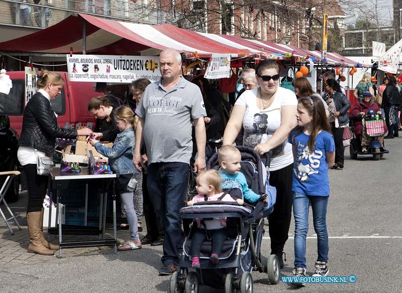 14040504.jpg - FOTOOPDRACHT:Dordrecht:05-04-2014:Op de braderie met zo'n 75 kramen in oud Krispijn rond om het Oranjeplein, was het erg gezellig en een redelijk succes te noemen. Door het mooie weer waren er veel mensen op de been en ook voor de kinderen was er veel te doen.Deze digitale foto blijft eigendom van FOTOPERSBURO BUSINK. Wij hanteren de voorwaarden van het N.V.F. en N.V.J. Gebruik van deze foto impliceert dat u bekend bent  en akkoord gaat met deze voorwaarden bij publicatie.EB/ETIENNE BUSINK