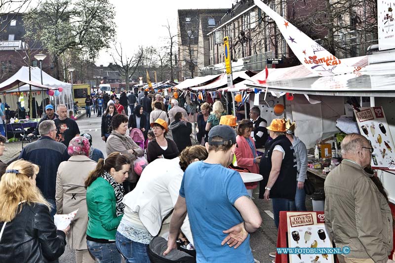 14040505.jpg - FOTOOPDRACHT:Dordrecht:05-04-2014:Op de braderie met zo'n 75 kramen in oud Krispijn rond om het Oranjeplein, was het erg gezellig en een redelijk succes te noemen. Door het mooie weer waren er veel mensen op de been en ook voor de kinderen was er veel te doen.Deze digitale foto blijft eigendom van FOTOPERSBURO BUSINK. Wij hanteren de voorwaarden van het N.V.F. en N.V.J. Gebruik van deze foto impliceert dat u bekend bent  en akkoord gaat met deze voorwaarden bij publicatie.EB/ETIENNE BUSINK