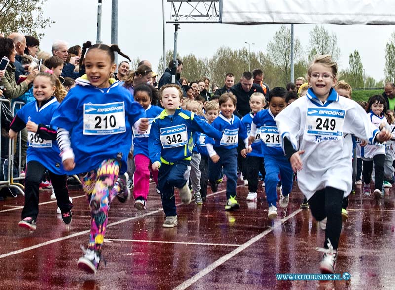 14040602.jpg - FOTOOPDRACHT:Dordrecht:06-04-2014:De Dwars Door Dordt loop. Was zondag ondanks het lechtweer goed bezochtDeze digitale foto blijft eigendom van FOTOPERSBURO BUSINK. Wij hanteren de voorwaarden van het N.V.F. en N.V.J. Gebruik van deze foto impliceert dat u bekend bent  en akkoord gaat met deze voorwaarden bij publicatie.EB/ETIENNE BUSINK