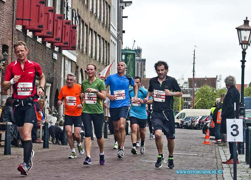 14040605.jpg - FOTOOPDRACHT:Dordrecht:06-04-2014:De Dwars Door Dordt loop. Was zondag ondanks het lechtweer goed bezochtDeze digitale foto blijft eigendom van FOTOPERSBURO BUSINK. Wij hanteren de voorwaarden van het N.V.F. en N.V.J. Gebruik van deze foto impliceert dat u bekend bent  en akkoord gaat met deze voorwaarden bij publicatie.EB/ETIENNE BUSINK