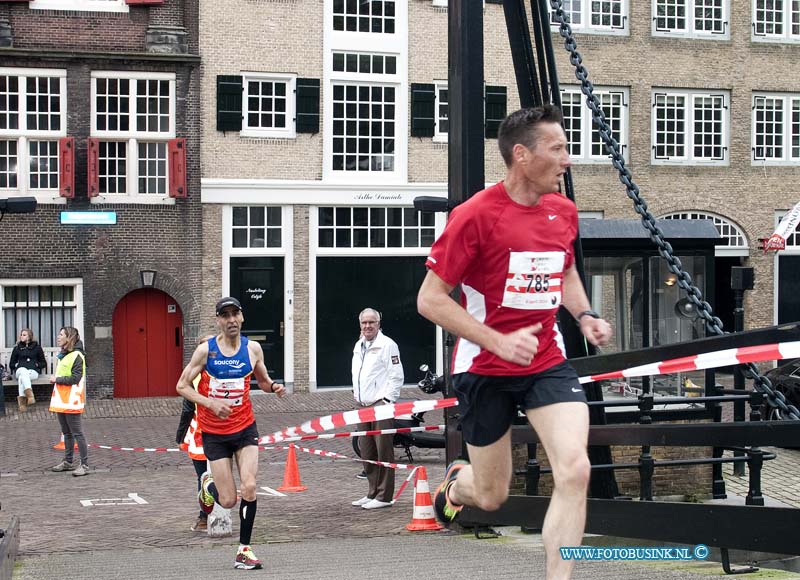 14040606.jpg - FOTOOPDRACHT:Dordrecht:06-04-2014:De Dwars Door Dordt loop. Was zondag ondanks het lechtweer goed bezochtDeze digitale foto blijft eigendom van FOTOPERSBURO BUSINK. Wij hanteren de voorwaarden van het N.V.F. en N.V.J. Gebruik van deze foto impliceert dat u bekend bent  en akkoord gaat met deze voorwaarden bij publicatie.EB/ETIENNE BUSINK