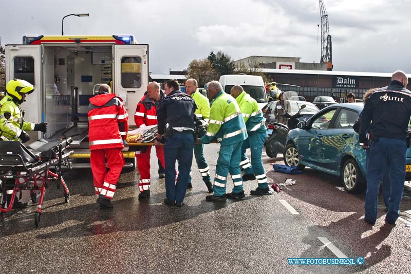 14040801.jpg - FOTOOPDRACHT:Hardinxveld-Giessendam:08-04-2014:Bij een ongeval raakte een bromfietser zwaar gewond. Door aanrijding tussen een bromfietser en een auto op de rivierdijk in Hardinxveld-Giessendam was de rivierdijk enige tijd gestremd en Trauma helikopter kwam terplaatse met een Traumateam om het slachtoffer te stabiliseren.Deze digitale foto blijft eigendom van FOTOPERSBURO BUSINK. Wij hanteren de voorwaarden van het N.V.F. en N.V.J. Gebruik van deze foto impliceert dat u bekend bent  en akkoord gaat met deze voorwaarden bij publicatie.EB/ETIENNE BUSINK