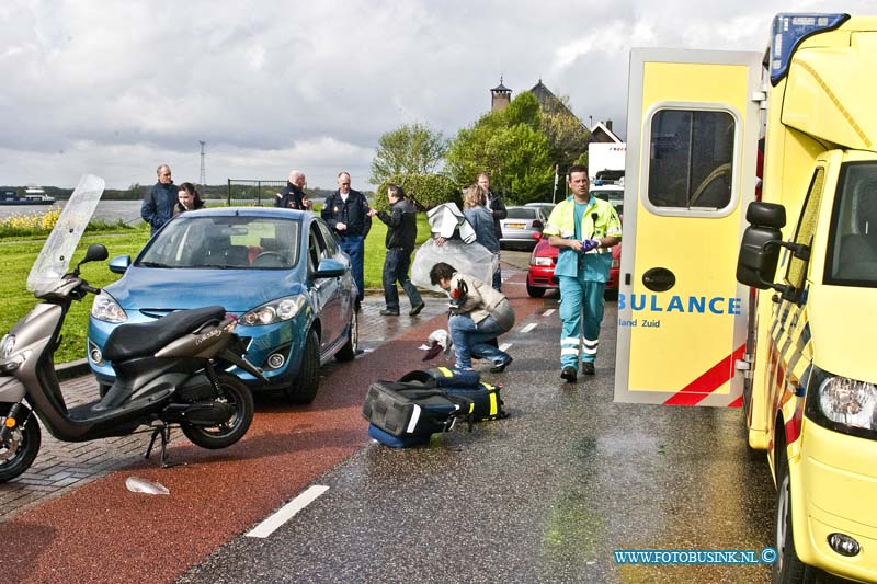 14040802.jpg - FOTOOPDRACHT:Hardinxveld-Giessendam:08-04-2014:Bij een ongeval raakte een bromfietser zwaar gewond. Door aanrijding tussen een bromfietser en een auto op de rivierdijk in Hardinxveld-Giessendam was de rivierdijk enige tijd gestremd en Trauma helikopter kwam terplaatse met een Traumateam om het slachtoffer te stabiliseren.Deze digitale foto blijft eigendom van FOTOPERSBURO BUSINK. Wij hanteren de voorwaarden van het N.V.F. en N.V.J. Gebruik van deze foto impliceert dat u bekend bent  en akkoord gaat met deze voorwaarden bij publicatie.EB/ETIENNE BUSINK