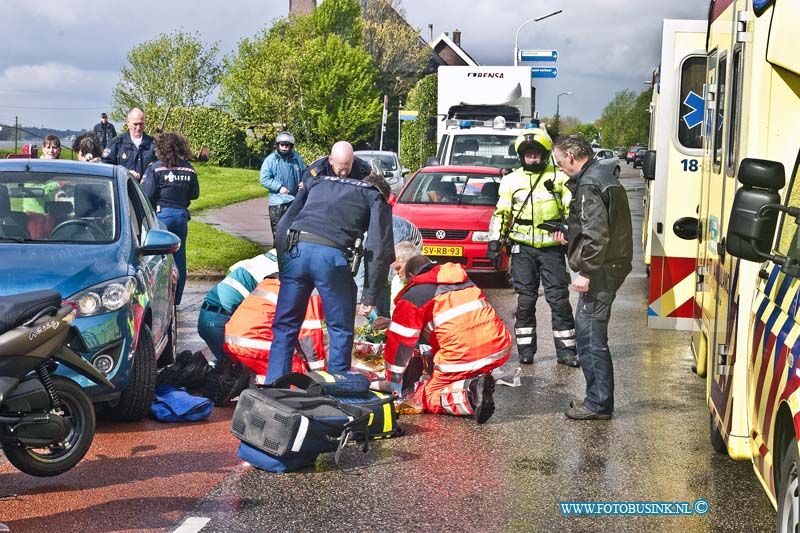 14040803.jpg - FOTOOPDRACHT:Hardinxveld-Giessendam:08-04-2014:Bij een ongeval raakte een bromfietser zwaar gewond. Door aanrijding tussen een bromfietser en een auto op de rivierdijk in Hardinxveld-Giessendam was de rivierdijk enige tijd gestremd en Trauma helikopter kwam terplaatse met een Traumateam om het slachtoffer te stabiliseren.Deze digitale foto blijft eigendom van FOTOPERSBURO BUSINK. Wij hanteren de voorwaarden van het N.V.F. en N.V.J. Gebruik van deze foto impliceert dat u bekend bent  en akkoord gaat met deze voorwaarden bij publicatie.EB/ETIENNE BUSINK