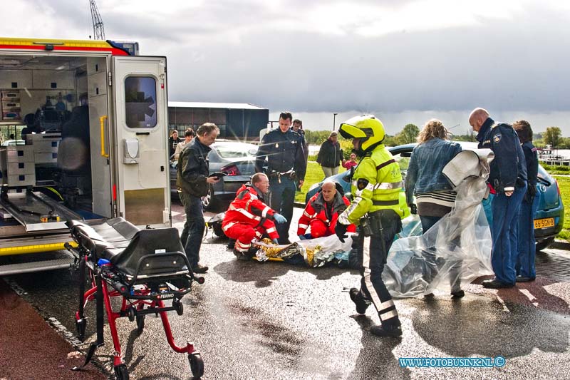 14040804.jpg - FOTOOPDRACHT:Hardinxveld-Giessendam:08-04-2014:Bij een ongeval raakte een bromfietser zwaar gewond. Door aanrijding tussen een bromfietser en een auto op de rivierdijk in Hardinxveld-Giessendam was de rivierdijk enige tijd gestremd en Trauma helikopter kwam terplaatse met een Traumateam om het slachtoffer te stabiliseren.Deze digitale foto blijft eigendom van FOTOPERSBURO BUSINK. Wij hanteren de voorwaarden van het N.V.F. en N.V.J. Gebruik van deze foto impliceert dat u bekend bent  en akkoord gaat met deze voorwaarden bij publicatie.EB/ETIENNE BUSINK