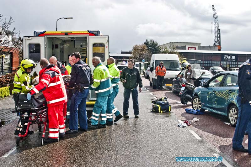 14040805.jpg - FOTOOPDRACHT:Hardinxveld-Giessendam:08-04-2014:Bij een ongeval raakte een bromfietser zwaar gewond. Door aanrijding tussen een bromfietser en een auto op de rivierdijk in Hardinxveld-Giessendam was de rivierdijk enige tijd gestremd en Trauma helikopter kwam terplaatse met een Traumateam om het slachtoffer te stabiliseren.Deze digitale foto blijft eigendom van FOTOPERSBURO BUSINK. Wij hanteren de voorwaarden van het N.V.F. en N.V.J. Gebruik van deze foto impliceert dat u bekend bent  en akkoord gaat met deze voorwaarden bij publicatie.EB/ETIENNE BUSINK