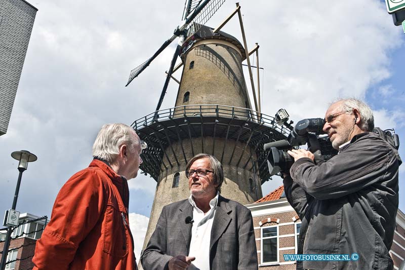 14041101.jpg - FOTOOPDRACHT:Dordrecht:11-04-2014:RVT in gesprek met Piet de Meer van uit het steltenpad Dordrecht, met Cameraman Fokko van Straten en  Ad van den HerikDeze digitale foto blijft eigendom van FOTOPERSBURO BUSINK. Wij hanteren de voorwaarden van het N.V.F. en N.V.J. Gebruik van deze foto impliceert dat u bekend bent  en akkoord gaat met deze voorwaarden bij publicatie.EB/ETIENNE BUSINK