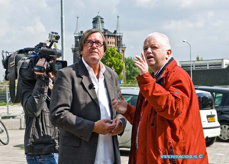 14041102.jpg - FOTOOPDRACHT:Dordrecht:11-04-2014:RVT in gesprek met Piet de Meer van uit het steltenpad Dordrecht, met Cameraman Fokko van Straten en  Ad van den HerikDeze digitale foto blijft eigendom van FOTOPERSBURO BUSINK. Wij hanteren de voorwaarden van het N.V.F. en N.V.J. Gebruik van deze foto impliceert dat u bekend bent  en akkoord gaat met deze voorwaarden bij publicatie.EB/ETIENNE BUSINK