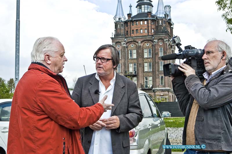 14041103.jpg - FOTOOPDRACHT:Dordrecht:11-04-2014:RVT in gesprek met Piet de Meer van uit het steltenpad Dordrecht, met Cameraman Fokko van Straten en  Ad van den HerikDeze digitale foto blijft eigendom van FOTOPERSBURO BUSINK. Wij hanteren de voorwaarden van het N.V.F. en N.V.J. Gebruik van deze foto impliceert dat u bekend bent  en akkoord gaat met deze voorwaarden bij publicatie.EB/ETIENNE BUSINK