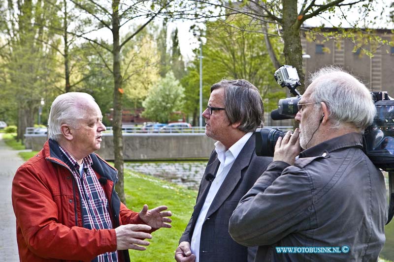 14041104.jpg - FOTOOPDRACHT:Dordrecht:11-04-2014:RVT in gesprek met Piet de Meer van uit het steltenpad Dordrecht, met Cameraman Fokko van Straten en  Ad van den HerikDeze digitale foto blijft eigendom van FOTOPERSBURO BUSINK. Wij hanteren de voorwaarden van het N.V.F. en N.V.J. Gebruik van deze foto impliceert dat u bekend bent  en akkoord gaat met deze voorwaarden bij publicatie.EB/ETIENNE BUSINK