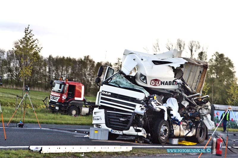 14041501.jpg - FOTOOPDRACHT:Deil:15-04-2014:Omstreeks 19.30 uur is een vrachtwagen vermoedelijk ingereden op een vrachtwagen in de staart van de file. De chaufeur van de achterste vrachtwagen kwam daarbij om het leven. De andere chauffeur raakte gewond en is met onbekend letsel overgebracht naar het ziekenhuis.De A15 is tot zeker middernacht afgesloten tussen Leerdam en Deil. De politie doet onderzoek naar de identiteit van het dodelijke slachtoffer en naar de exacte toedracht van de aanrijdingen.Deze digitale foto blijft eigendom van FOTOPERSBURO BUSINK. Wij hanteren de voorwaarden van het N.V.F. en N.V.J. Gebruik van deze foto impliceert dat u bekend bent  en akkoord gaat met deze voorwaarden bij publicatie.EB/ETIENNE BUSINK