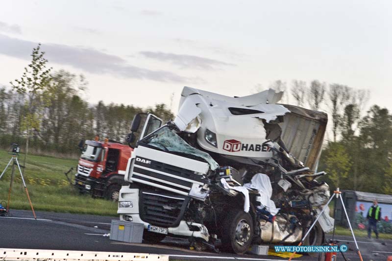 14041502.jpg - FOTOOPDRACHT:Deil:15-04-2014:Omstreeks 19.30 uur is een vrachtwagen vermoedelijk ingereden op een vrachtwagen in de staart van de file. De chaufeur van de achterste vrachtwagen kwam daarbij om het leven. De andere chauffeur raakte gewond en is met onbekend letsel overgebracht naar het ziekenhuis.De A15 is tot zeker middernacht afgesloten tussen Leerdam en Deil. De politie doet onderzoek naar de identiteit van het dodelijke slachtoffer en naar de exacte toedracht van de aanrijdingen.Deze digitale foto blijft eigendom van FOTOPERSBURO BUSINK. Wij hanteren de voorwaarden van het N.V.F. en N.V.J. Gebruik van deze foto impliceert dat u bekend bent  en akkoord gaat met deze voorwaarden bij publicatie.EB/ETIENNE BUSINK