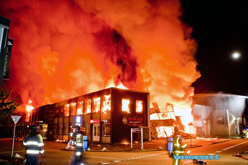 14041701.jpg - FOTOOPDRACHT:Zwijndrecht:17-04-2014:Een grote brand in een bedrijfspand aan de H.A. Lorentzstraat in Zwijndrecht. In het gebouw is onder meer een filiaal van sportschool Fit for Free gevestigd. De brandweer is met erg veel materieel aanwezig uit diverse korpsen uit de regio. Brandweerlieden proberen te voorkomen dat het vuur overslaat naar omliggende gebouwen.Deze digitale foto blijft eigendom van FOTOPERSBURO BUSINK. Wij hanteren de voorwaarden van het N.V.F. en N.V.J. Gebruik van deze foto impliceert dat u bekend bent  en akkoord gaat met deze voorwaarden bij publicatie.EB/ETIENNE BUSINK