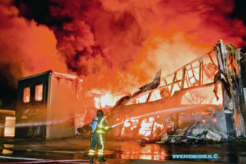 14041702.jpg - FOTOOPDRACHT:Zwijndrecht:17-04-2014:Een grote brand in een bedrijfspand aan de H.A. Lorentzstraat in Zwijndrecht. In het gebouw is onder meer een filiaal van sportschool Fit for Free gevestigd. De brandweer is met erg veel materieel aanwezig uit diverse korpsen uit de regio. Brandweerlieden proberen te voorkomen dat het vuur overslaat naar omliggende gebouwen.Deze digitale foto blijft eigendom van FOTOPERSBURO BUSINK. Wij hanteren de voorwaarden van het N.V.F. en N.V.J. Gebruik van deze foto impliceert dat u bekend bent  en akkoord gaat met deze voorwaarden bij publicatie.EB/ETIENNE BUSINK