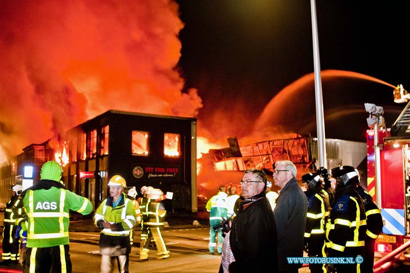 14041703.jpg - FOTOOPDRACHT:Zwijndrecht:17-04-2014:Een grote brand in een bedrijfspand aan de H.A. Lorentzstraat in Zwijndrecht. In het gebouw is onder meer een filiaal van sportschool Fit for Free gevestigd. De brandweer is met erg veel materieel aanwezig uit diverse korpsen uit de regio. Brandweerlieden proberen te voorkomen dat het vuur overslaat naar omliggende gebouwen.Deze digitale foto blijft eigendom van FOTOPERSBURO BUSINK. Wij hanteren de voorwaarden van het N.V.F. en N.V.J. Gebruik van deze foto impliceert dat u bekend bent  en akkoord gaat met deze voorwaarden bij publicatie.EB/ETIENNE BUSINK