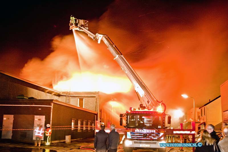 14041704.jpg - FOTOOPDRACHT:Zwijndrecht:17-04-2014:Een grote brand in een bedrijfspand aan de H.A. Lorentzstraat in Zwijndrecht. In het gebouw is onder meer een filiaal van sportschool Fit for Free gevestigd. De brandweer is met erg veel materieel aanwezig uit diverse korpsen uit de regio. Brandweerlieden proberen te voorkomen dat het vuur overslaat naar omliggende gebouwen.Deze digitale foto blijft eigendom van FOTOPERSBURO BUSINK. Wij hanteren de voorwaarden van het N.V.F. en N.V.J. Gebruik van deze foto impliceert dat u bekend bent  en akkoord gaat met deze voorwaarden bij publicatie.EB/ETIENNE BUSINK