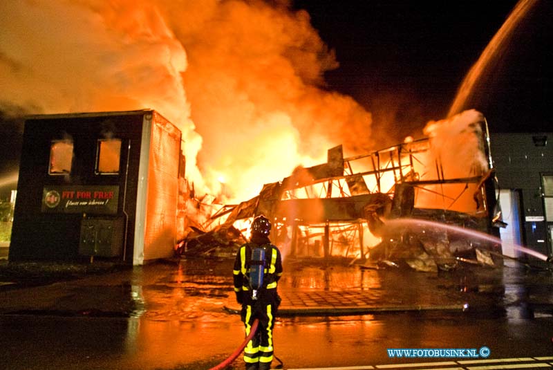 14041705.jpg - FOTOOPDRACHT:Zwijndrecht:17-04-2014:Een grote brand in een bedrijfspand aan de H.A. Lorentzstraat in Zwijndrecht. In het gebouw is onder meer een filiaal van sportschool Fit for Free gevestigd. De brandweer is met erg veel materieel aanwezig uit diverse korpsen uit de regio. Brandweerlieden proberen te voorkomen dat het vuur overslaat naar omliggende gebouwen.Deze digitale foto blijft eigendom van FOTOPERSBURO BUSINK. Wij hanteren de voorwaarden van het N.V.F. en N.V.J. Gebruik van deze foto impliceert dat u bekend bent  en akkoord gaat met deze voorwaarden bij publicatie.EB/ETIENNE BUSINK