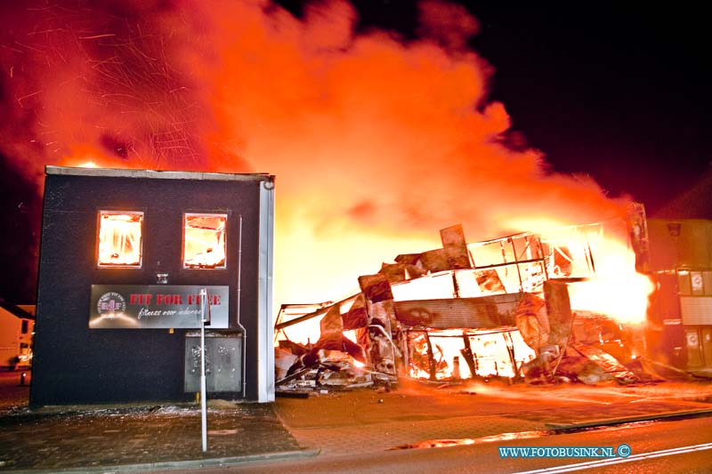 14041706.jpg - FOTOOPDRACHT:Zwijndrecht:17-04-2014:Een grote brand in een bedrijfspand aan de H.A. Lorentzstraat in Zwijndrecht. In het gebouw is onder meer een filiaal van sportschool Fit for Free gevestigd. De brandweer is met erg veel materieel aanwezig uit diverse korpsen uit de regio. Brandweerlieden proberen te voorkomen dat het vuur overslaat naar omliggende gebouwen.Deze digitale foto blijft eigendom van FOTOPERSBURO BUSINK. Wij hanteren de voorwaarden van het N.V.F. en N.V.J. Gebruik van deze foto impliceert dat u bekend bent  en akkoord gaat met deze voorwaarden bij publicatie.EB/ETIENNE BUSINK