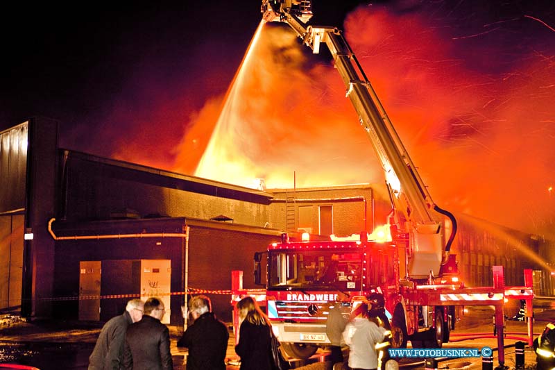 14041707.jpg - FOTOOPDRACHT:Zwijndrecht:17-04-2014:Een grote brand in een bedrijfspand aan de H.A. Lorentzstraat in Zwijndrecht. In het gebouw is onder meer een filiaal van sportschool Fit for Free gevestigd. De brandweer is met erg veel materieel aanwezig uit diverse korpsen uit de regio. Brandweerlieden proberen te voorkomen dat het vuur overslaat naar omliggende gebouwen.Deze digitale foto blijft eigendom van FOTOPERSBURO BUSINK. Wij hanteren de voorwaarden van het N.V.F. en N.V.J. Gebruik van deze foto impliceert dat u bekend bent  en akkoord gaat met deze voorwaarden bij publicatie.EB/ETIENNE BUSINK