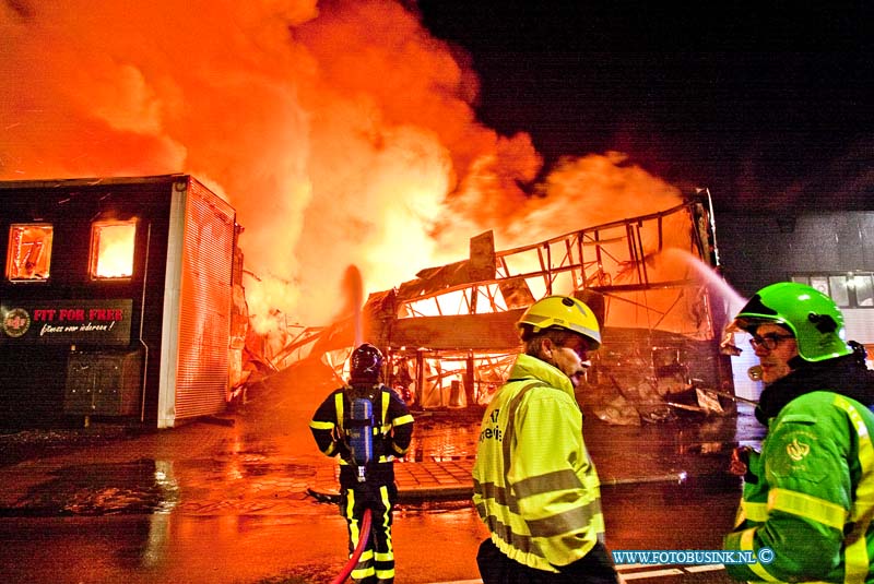 14041708.jpg - FOTOOPDRACHT:Zwijndrecht:17-04-2014:Een grote brand in een bedrijfspand aan de H.A. Lorentzstraat in Zwijndrecht. In het gebouw is onder meer een filiaal van sportschool Fit for Free gevestigd. De brandweer is met erg veel materieel aanwezig uit diverse korpsen uit de regio. Brandweerlieden proberen te voorkomen dat het vuur overslaat naar omliggende gebouwen.Deze digitale foto blijft eigendom van FOTOPERSBURO BUSINK. Wij hanteren de voorwaarden van het N.V.F. en N.V.J. Gebruik van deze foto impliceert dat u bekend bent  en akkoord gaat met deze voorwaarden bij publicatie.EB/ETIENNE BUSINK