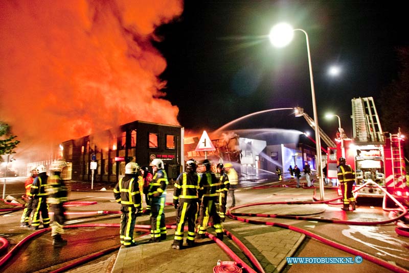 14041709.jpg - FOTOOPDRACHT:Zwijndrecht:17-04-2014:Een grote brand in een bedrijfspand aan de H.A. Lorentzstraat in Zwijndrecht. In het gebouw is onder meer een filiaal van sportschool Fit for Free gevestigd. De brandweer is met erg veel materieel aanwezig uit diverse korpsen uit de regio. Brandweerlieden proberen te voorkomen dat het vuur overslaat naar omliggende gebouwen.Deze digitale foto blijft eigendom van FOTOPERSBURO BUSINK. Wij hanteren de voorwaarden van het N.V.F. en N.V.J. Gebruik van deze foto impliceert dat u bekend bent  en akkoord gaat met deze voorwaarden bij publicatie.EB/ETIENNE BUSINK