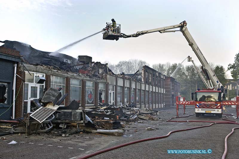 14041711.jpg - Zwijndrecht:17-04-2014:Bij aanbreken van de ochtend is de schade pas goed te zien, van de brand aan het gebouwen complex aan de H.A. lLorenzstraat, alwaar onder andere fit for free en een bedrijf in vloeren en een bouw bedrijf was gevestigd. de brandweer heeft de helenacht moeten blussen om de brand onder controle te krijgen