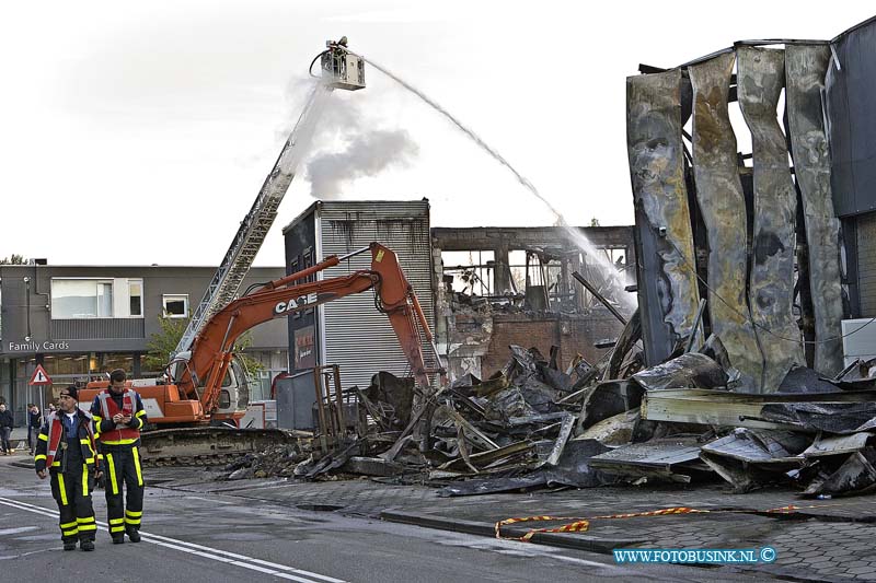 14041713.jpg - Zwijndrecht:17-04-2014:Bij aanbreken van de ochtend is de schade pas goed te zien, van de brand aan het gebouwen complex aan de H.A. lLorenzstraat, alwaar onder andere fit for free en een bedrijf in vloeren en een bouw bedrijf was gevestigd. de brandweer heeft de helenacht moeten blussen om de brand onder controle te krijgen