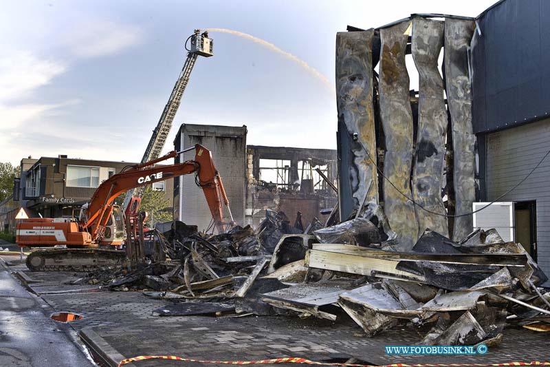 14041714.jpg - Zwijndrecht:17-04-2014:Bij aanbreken van de ochtend is de schade pas goed te zien, van de brand aan het gebouwen complex aan de H.A. lLorenzstraat, alwaar onder andere fit for free en een bedrijf in vloeren en een bouw bedrijf was gevestigd. de brandweer heeft de helenacht moeten blussen om de brand onder controle te krijgen