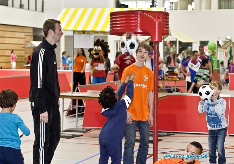 14041801.jpg - FOTOOPDRACHT:Dordrecht:18-04-2014:Start van het Dordtse Sportfestijn sportboulevard met zwemen klimen, zaal en veld sportenDeze digitale foto blijft eigendom van FOTOPERSBURO BUSINK. Wij hanteren de voorwaarden van het N.V.F. en N.V.J. Gebruik van deze foto impliceert dat u bekend bent  en akkoord gaat met deze voorwaarden bij publicatie.EB/ETIENNE BUSINK