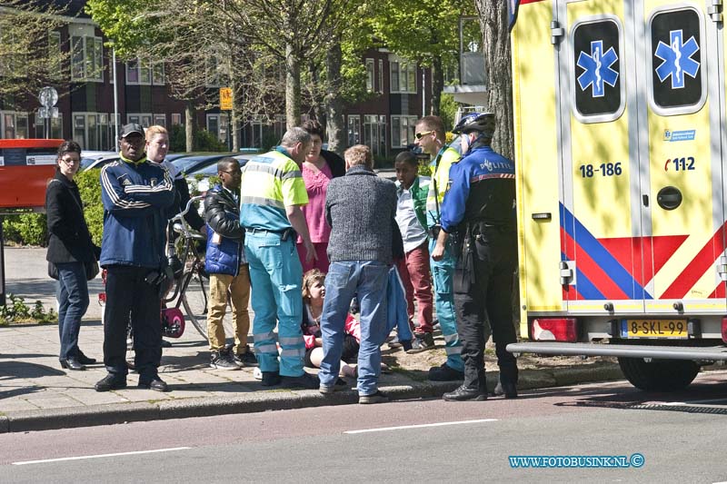 14041901.jpg - FOTOOPDRACHT:Dordrecht:19-04-2014:Op de Krispijnseweg raakte een meisje zaterdagmiddag 19 april licht gewond doordat zij was gevallen met haar fiets.Het meisje werd ter plekke behandeld.Deze digitale foto blijft eigendom van FOTOPERSBURO BUSINK. Wij hanteren de voorwaarden van het N.V.F. en N.V.J. Gebruik van deze foto impliceert dat u bekend bent  en akkoord gaat met deze voorwaarden bij publicatie.EB/ETIENNE BUSINK