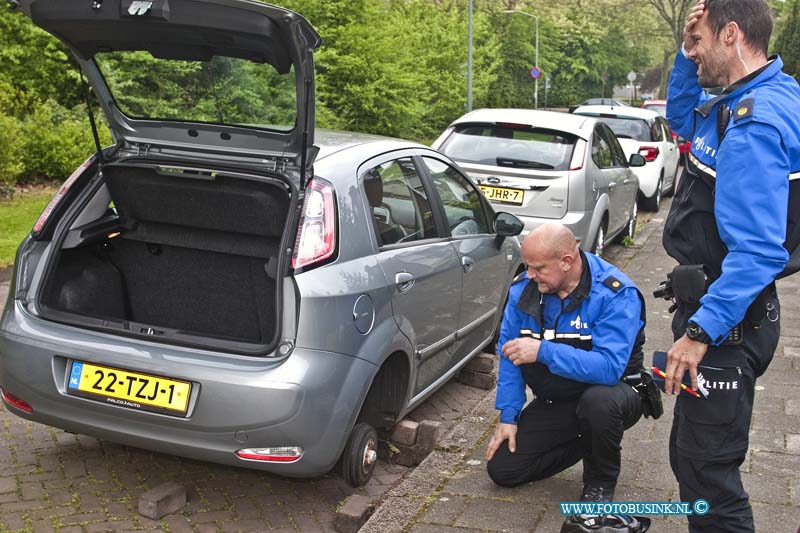 14042001.jpg - FOTOOPDRACHT:Dordrecht:20-04-2014:Weer zijn alle velgen van een auto gestolen. Dit keer gebeurde dit aan de Campanula in de wijk Zuidhoven in Dordrecht. De bewoner stond raar te kijken toen hij vanmorgen zijn auto op straatklinkers zag staan, dieven gebruikte de klinkers uit de straat om de auto op te zetten en de wielen mee te kunnen nemen. De Politie kwam ter plaatste en doen onderzoek naar de verschillende diefstal van de velgen. Deze digitale foto blijft eigendom van FOTOPERSBURO BUSINK. Wij hanteren de voorwaarden van het N.V.F. en N.V.J. Gebruik van deze foto impliceert dat u bekend bent  en akkoord gaat met deze voorwaarden bij publicatie.EB/ETIENNE BUSINK