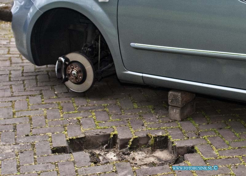 14042002.jpg - FOTOOPDRACHT:Dordrecht:20-04-2014:Weer zijn alle velgen van een auto gestolen. Dit keer gebeurde dit aan de Campanula in de wijk Zuidhoven in Dordrecht. De bewoner stond raar te kijken toen hij vanmorgen zijn auto op straatklinkers zag staan, dieven gebruikte de klinkers uit de straat om de auto op te zetten en de wielen mee te kunnen nemen. De Politie kwam ter plaatste en doen onderzoek naar de verschillende diefstal van de velgen. Deze digitale foto blijft eigendom van FOTOPERSBURO BUSINK. Wij hanteren de voorwaarden van het N.V.F. en N.V.J. Gebruik van deze foto impliceert dat u bekend bent  en akkoord gaat met deze voorwaarden bij publicatie.EB/ETIENNE BUSINK