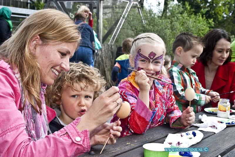 14042101.jpg - FOTOOPDRACHT:Dordrecht:21-04-2014:Drukte bij Weizigt met activiteiten tijdens Pasen Op Tweede Paasdag was het een drukte bij duurzaamheidscentrum Weizigt, want er werden allerlei Paasactiviteiten op touw gezet. Kinderen konden eieren zoeken, versieren en kuikentjes knuffelen. Ze konden zich laten schminken en knutselen. En in de tuinen van Weizigt kon naar hartelust paaseieren worden gezocht. De gevonden eieren konden worden ingewisseld voor een echt ei, dat ze vervolgens zelf mochten versieren. Op de Stadsboerderij konden de kinderen een kaarsje rollen en ze mochten met de kuikens knuffelen.Deze digitale foto blijft eigendom van FOTOPERSBURO BUSINK. Wij hanteren de voorwaarden van het N.V.F. en N.V.J. Gebruik van deze foto impliceert dat u bekend bent  en akkoord gaat met deze voorwaarden bij publicatie.EB/ETIENNE BUSINK