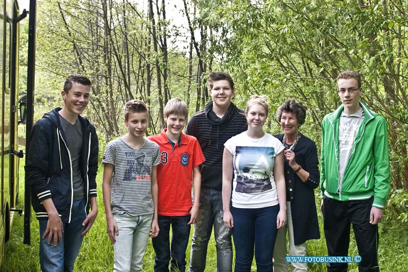 14042201.jpg - FOTOOPDRACHT:Dordrecht:22-04-2014:Jongeren die in de buurt aan het spelen waren in het park achter de Koningstraat werden geroepen door een vrouw dat er iemand in het water lag. De jongeren aarzelden geen moment en haalden het slachtoffer uit het water. De duikers kwamen ter plaatse en twee ambulances. Het slachtoffer is met onbekend letsel meegenomen door de ambulancedienst.Deze digitale foto blijft eigendom van FOTOPERSBURO BUSINK. Wij hanteren de voorwaarden van het N.V.F. en N.V.J. Gebruik van deze foto impliceert dat u bekend bent  en akkoord gaat met deze voorwaarden bij publicatie.EB/ETIENNE BUSINK