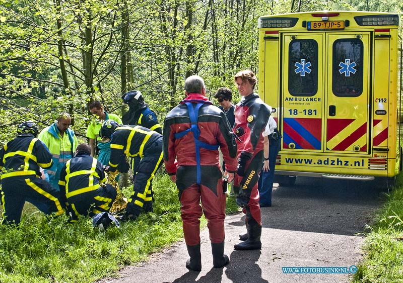 14042202.jpg - FOTOOPDRACHT:Dordrecht:22-04-2014:Jongeren die in de buurt aan het spelen waren in het park achter de Koningstraat werden geroepen door een vrouw dat er iemand in het water lag. De jongeren aarzelden geen moment en haalden het slachtoffer uit het water. De duikers kwamen ter plaatse en twee ambulances. Het slachtoffer is met onbekend letsel meegenomen door de ambulancedienst.Deze digitale foto blijft eigendom van FOTOPERSBURO BUSINK. Wij hanteren de voorwaarden van het N.V.F. en N.V.J. Gebruik van deze foto impliceert dat u bekend bent  en akkoord gaat met deze voorwaarden bij publicatie.EB/ETIENNE BUSINK