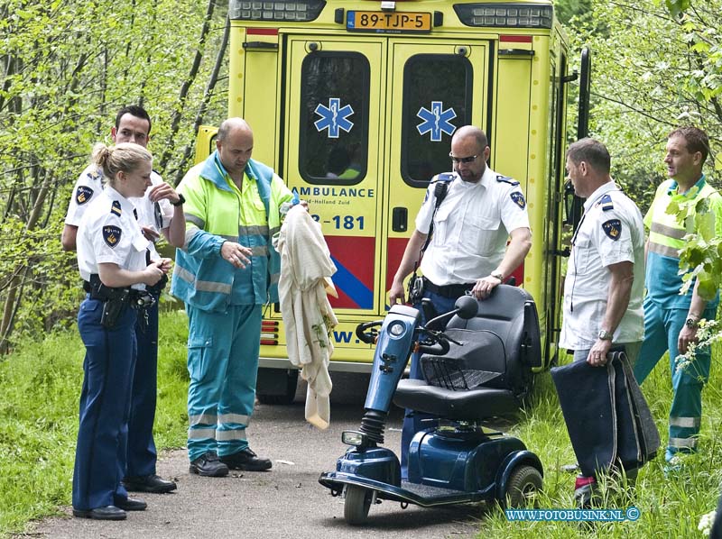 14042203.jpg - FOTOOPDRACHT:Dordrecht:22-04-2014:Jongeren die in de buurt aan het spelen waren in het park achter de Koningstraat werden geroepen door een vrouw dat er iemand in het water lag. De jongeren aarzelden geen moment en haalden het slachtoffer uit het water. De duikers kwamen ter plaatse en twee ambulances. Het slachtoffer is met onbekend letsel meegenomen door de ambulancedienst.Deze digitale foto blijft eigendom van FOTOPERSBURO BUSINK. Wij hanteren de voorwaarden van het N.V.F. en N.V.J. Gebruik van deze foto impliceert dat u bekend bent  en akkoord gaat met deze voorwaarden bij publicatie.EB/ETIENNE BUSINK