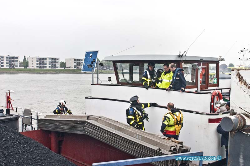 14042204.jpg - FOTOOPDRACHT:Dordrecht:22-04-2014:De Brandweer en KRMN zijn dinsdagmorgen uitgerukt voor een brand in een machinekamer van vrachtschip Orava (uit Polen). Dit gebeurde op de Beneden Merwede ter hoogte van de papendrechtsebrug.Deze digitale foto blijft eigendom van FOTOPERSBURO BUSINK. Wij hanteren de voorwaarden van het N.V.F. en N.V.J. Gebruik van deze foto impliceert dat u bekend bent  en akkoord gaat met deze voorwaarden bij publicatie.EB/ETIENNE BUSINK