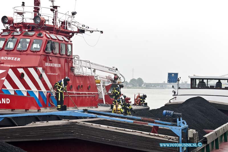 14042205.jpg - FOTOOPDRACHT:Dordrecht:22-04-2014:De Brandweer en KRMN zijn dinsdagmorgen uitgerukt voor een brand in een machinekamer van vrachtschip Orava (uit Polen). Dit gebeurde op de Beneden Merwede ter hoogte van de papendrechtsebrug.Deze digitale foto blijft eigendom van FOTOPERSBURO BUSINK. Wij hanteren de voorwaarden van het N.V.F. en N.V.J. Gebruik van deze foto impliceert dat u bekend bent  en akkoord gaat met deze voorwaarden bij publicatie.EB/ETIENNE BUSINK