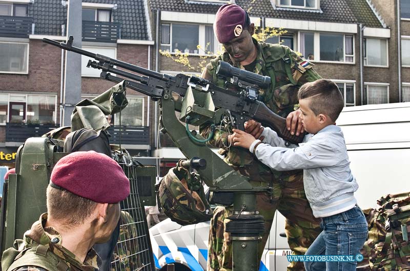 14042301.jpg - FOTOOPDRACHT:Dordrecht:23-04-2014:De Landmachtdag 2014 op 23 april is het hoogtepunt van het 200-jarig jubileum van de Koninklijke Landmacht.Op verschillende plekken in de Dordtse binnenstad waren vandaag Interactieve demonstraties van genie-, beveiligings- en bewakingstaken van het Nederlandse leger.Deze digitale foto blijft eigendom van FOTOPERSBURO BUSINK. Wij hanteren de voorwaarden van het N.V.F. en N.V.J. Gebruik van deze foto impliceert dat u bekend bent  en akkoord gaat met deze voorwaarden bij publicatie.EB/ETIENNE BUSINK