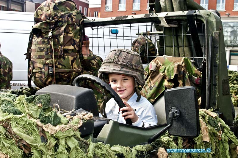 14042302.jpg - FOTOOPDRACHT:Dordrecht:23-04-2014:De Landmachtdag 2014 op 23 april is het hoogtepunt van het 200-jarig jubileum van de Koninklijke Landmacht.Op verschillende plekken in de Dordtse binnenstad waren vandaag Interactieve demonstraties van genie-, beveiligings- en bewakingstaken van het Nederlandse leger.Deze digitale foto blijft eigendom van FOTOPERSBURO BUSINK. Wij hanteren de voorwaarden van het N.V.F. en N.V.J. Gebruik van deze foto impliceert dat u bekend bent  en akkoord gaat met deze voorwaarden bij publicatie.EB/ETIENNE BUSINK