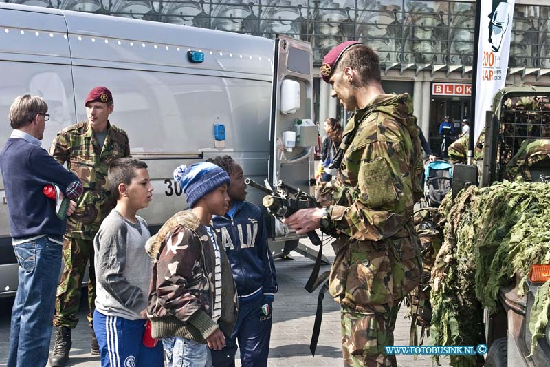 14042303.jpg - FOTOOPDRACHT:Dordrecht:23-04-2014:De Landmachtdag 2014 op 23 april is het hoogtepunt van het 200-jarig jubileum van de Koninklijke Landmacht.Op verschillende plekken in de Dordtse binnenstad waren vandaag Interactieve demonstraties van genie-, beveiligings- en bewakingstaken van het Nederlandse leger.Deze digitale foto blijft eigendom van FOTOPERSBURO BUSINK. Wij hanteren de voorwaarden van het N.V.F. en N.V.J. Gebruik van deze foto impliceert dat u bekend bent  en akkoord gaat met deze voorwaarden bij publicatie.EB/ETIENNE BUSINK