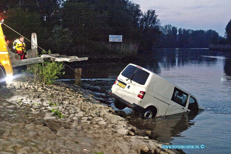 14042304.jpg - FOTOOPDRACHT:Dordrecht:23-04-2014:Auto te water loswalweg bestuurder wist er op tijd uit te komen, had auto in verkeerde versnelling gezet en reed daarom het water in.Deze digitale foto blijft eigendom van FOTOPERSBURO BUSINK. Wij hanteren de voorwaarden van het N.V.F. en N.V.J. Gebruik van deze foto impliceert dat u bekend bent  en akkoord gaat met deze voorwaarden bij publicatie.EB/ETIENNE BUSINK